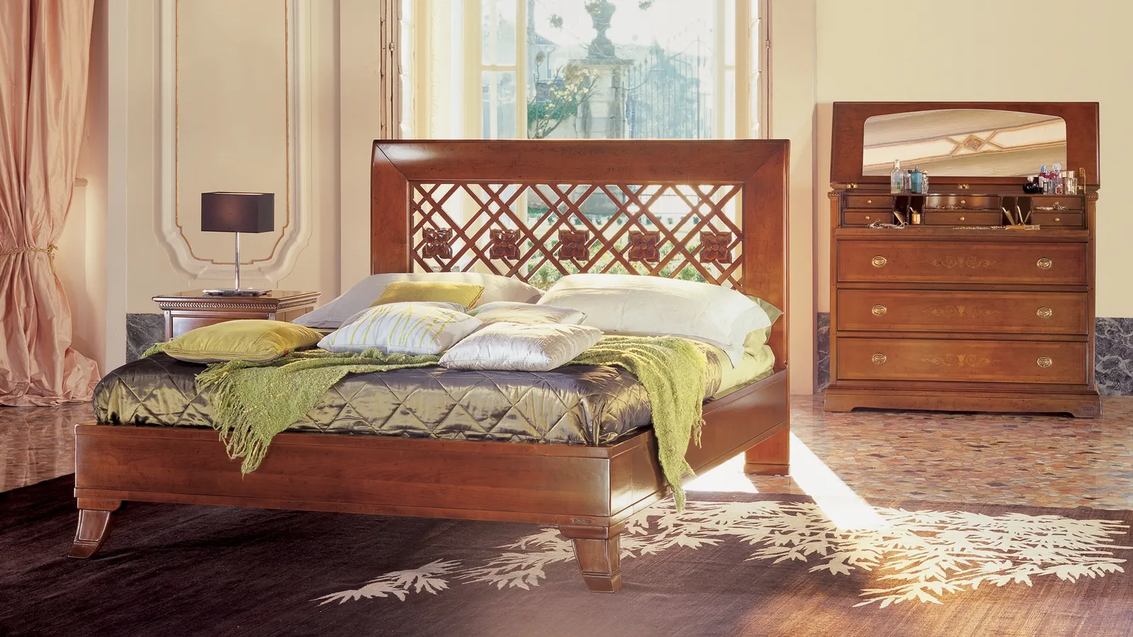 Letto in legno con testiera intagliata Ciliegio di Le Fablier