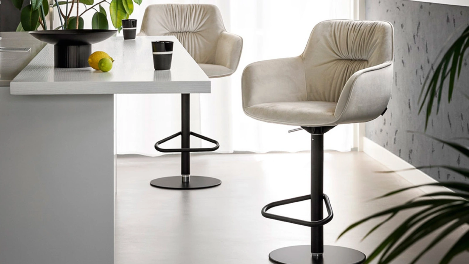 Sgabello Cocoon in pelle imbottita di Calligaris