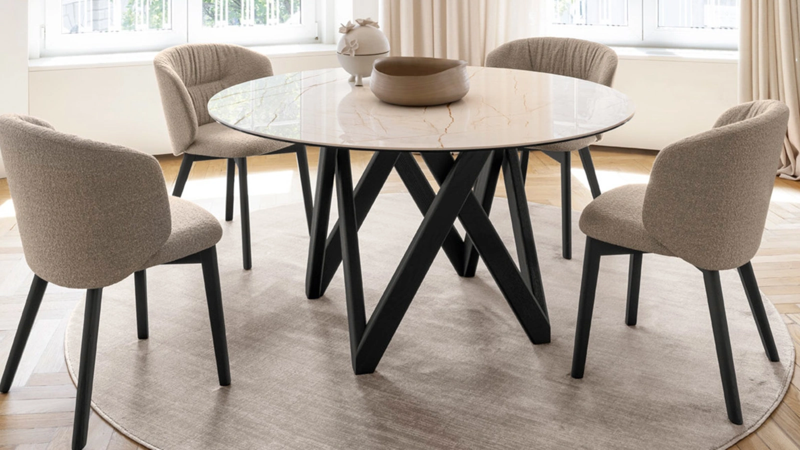 Sedia Sweel in tessuto imbottito con gambe in legno di Calligaris