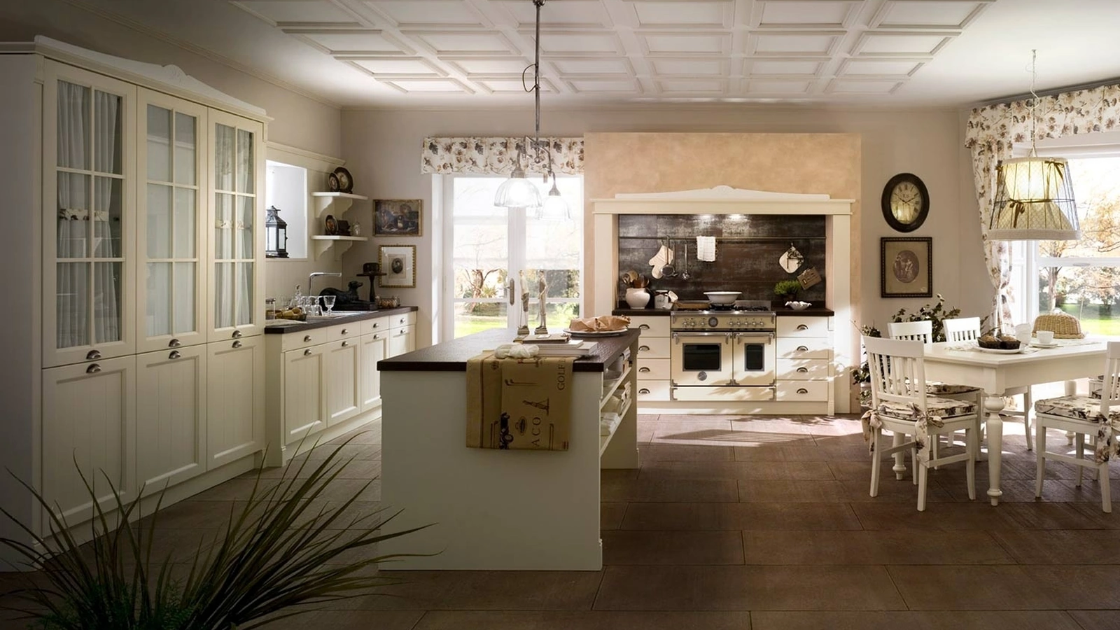 Cucina Classica con isola in legno laccato con pensili a vetrina Sweet Kitchen English Style di Callesella