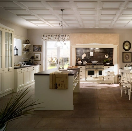 Cucina Classica con isola in legno laccato con pensili a vetrina Sweet Kitchen English Style di Callesella